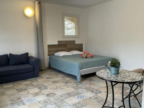 une chambre avec un lit, un canapé et une table dans l'établissement L'étape Bonifacienne, à Bonifacio