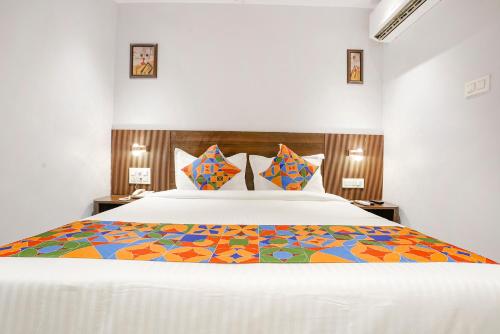 Postel nebo postele na pokoji v ubytování FabHotel Peralz - Nr Boriwali Station