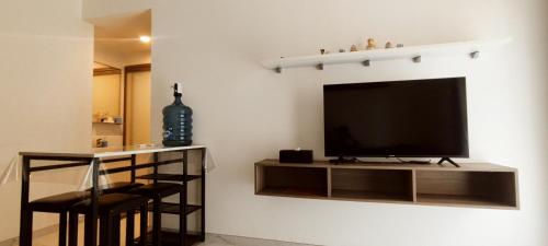 TV a/nebo společenská místnost v ubytování Skyhouse BSD 2 Bedroom & Studio Apartments - Perfect for ICE BSD Events