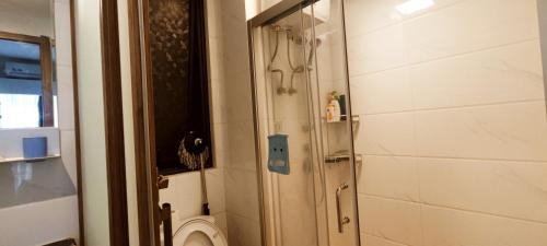 Koupelna v ubytování Skyhouse BSD 2 Bedroom & Studio Apartments - Perfect for ICE BSD Events