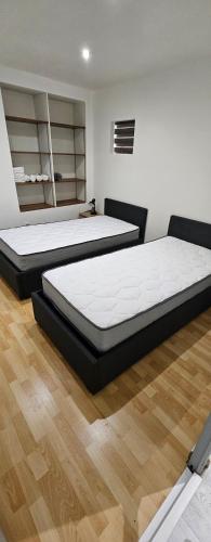 Cette chambre dispose de 2 grands lits et de parquet. dans l'établissement F3 centre ville Baume les dames, à Baume-les-Dames