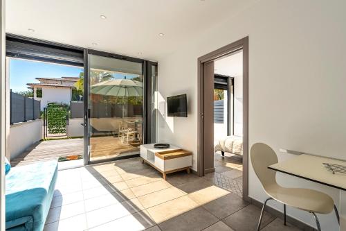 - un salon avec vue sur un balcon dans l'établissement Paradisu - Apt climatisé de 32 m², à Porticcio