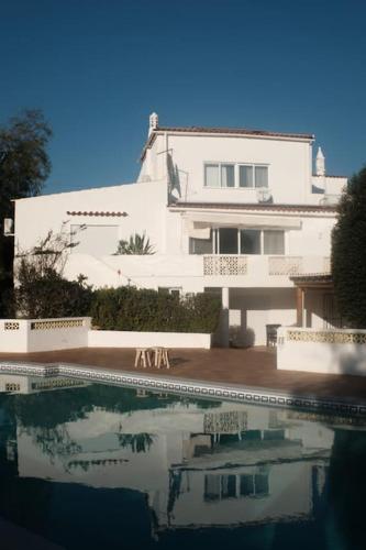 Casa Lorenzo sleeps 10, with private Tennis Court & Swimming Pool and 5 beds