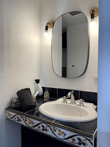 une salle de bain avec un lavabo et un miroir dans l'établissement Clim-Ascenseur T2 Capitole à 5' Gare à 7', à Toulouse