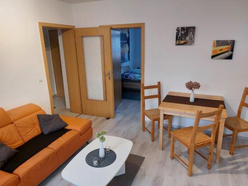 una sala de estar con un sofá y una mesa en Sweet Home - Sweet Dreams, en Oelsnitz