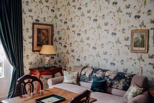 a living room with a couch and a table at Château de Picheny in Picheny