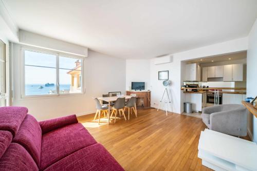 un salon avec un canapé violet et une table dans l'établissement Wdf seaview two bedrooms in the heart of Cannes, à Cannes