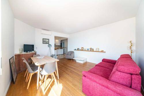 un salon avec un canapé rouge et une table dans l'établissement Wdf seaview two bedrooms in the heart of Cannes, à Cannes
