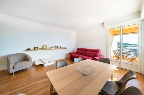 un salon avec une table et des chaises dans l'établissement Wdf seaview two bedrooms in the heart of Cannes, à Cannes