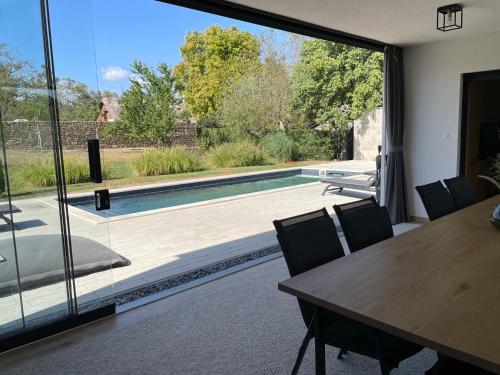 Bazén v ubytování Bert apartman nebo v jeho okolí