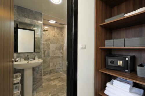 Koupelna v ubytování Naiharn Sea Condo by Capital Pro