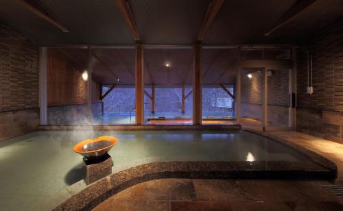 日光市にある七重八重の大きな窓のある部屋にあるプール