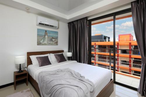 Postel nebo postele na pokoji v ubytování Naiharn Sea Condo by Capital Pro