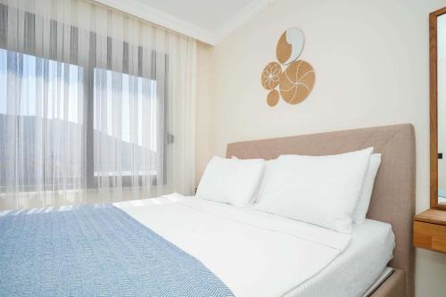 a bedroom with a bed and a window at Port Selene Otel in Kışlabucağı