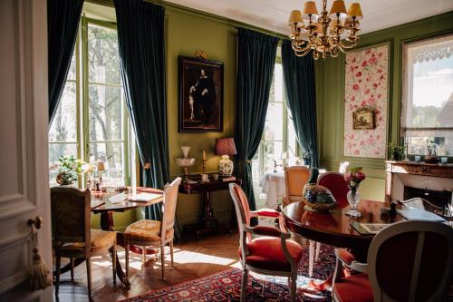 a dining room with a table and chairs at Château de Picheny in Picheny