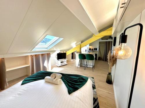 une chambre avec un lit avec une serviette dessus dans l'établissement Joli studio, idéalement situé, très proche Gare, à Nice