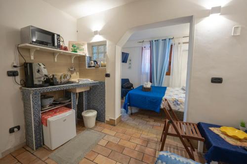 una piccola camera con cucina e una camera da letto di Lighthouse Taranto a Taranto