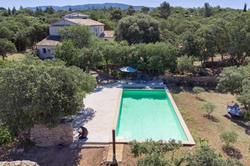 - une vue sur la piscine dans la cour dans l'établissement La Bastide de la Forêt, à Bonnieux