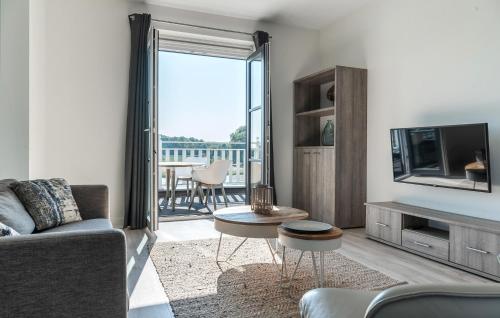 Μια τηλεόραση ή/και κέντρο ψυχαγωγίας στο 2 Bedroom Nice Apartment In Kamperland