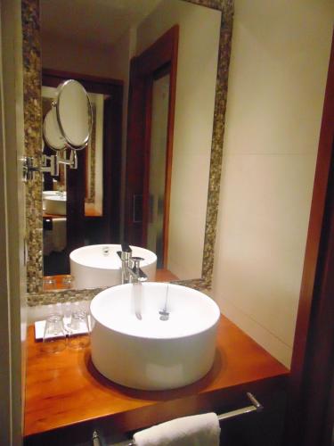 a bathroom with two sinks and a large mirror at Martina de Goñi in Pucón
