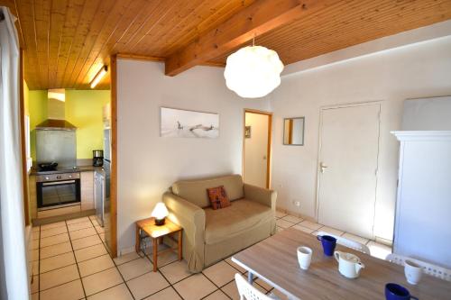 un salon avec un canapé et une table dans l'établissement Aire Ona 1 - Hossegor appartement situé à deux pas de la plage de la gravière, à Soorts-Hossegor