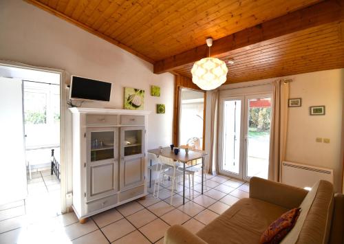 un salon avec un canapé et une table dans l'établissement Aire Ona 1 - Hossegor appartement situé à deux pas de la plage de la gravière, à Soorts-Hossegor