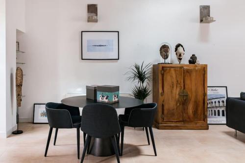 une salle à manger avec une table et des chaises dans l'établissement Baignez dans la lumière d'un loft nîmois au caractère unique, à Nîmes