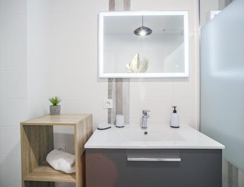 La salle de bains est pourvue d'un lavabo et d'une armoire à médicaments. dans l'établissement Le Gatsby - Chambre 2 - Prox Hypercentre, à Troyes