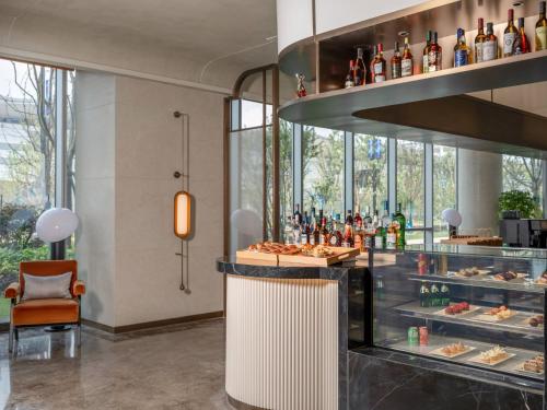 a lobby with a bar with food and drinks at Holiday Inn Hangzhou GCEC in Hangzhou