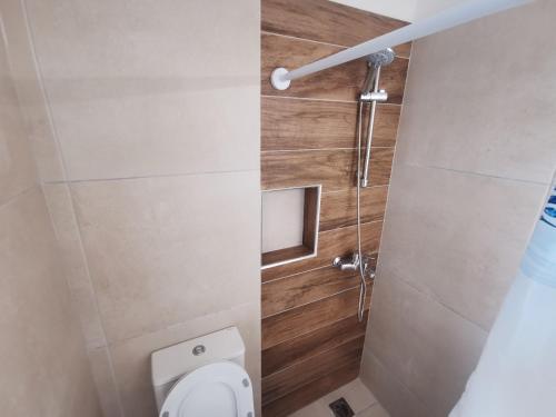 een kleine badkamer met toilet en douche bij GardenHouse in Athene