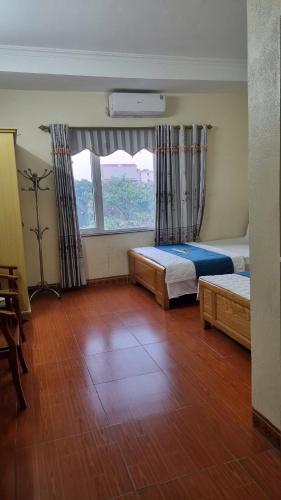 Cama o camas de una habitación en Nhà nghỉ hà anh 2 nội bài