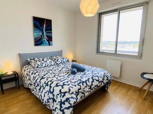 une chambre avec un lit et deux fenêtres dans l'établissement Le RAYNAL, à Rodez