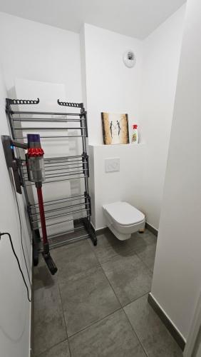 La salle de bains est pourvue de toilettes et d'une bouche de feu. dans l'établissement Lyon Part-Dieu superbe appartement 2 chambres, à Lyon