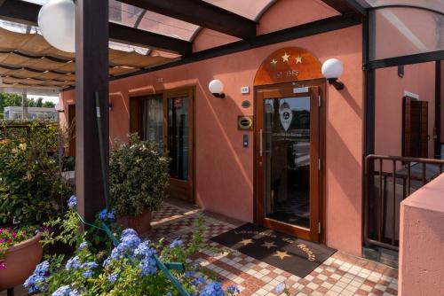 un edificio con una porta e dei fiori davanti di Locanda Da Renzo a Treviso