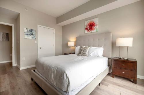 スタンフォードにあるLuxury Apt On Harborのベッドルーム(大きな白いベッド1台、ナイトスタンド付)