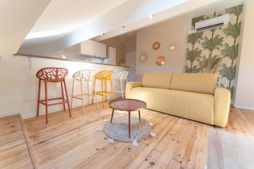 un salon avec un canapé et une table dans l'établissement Beau 2P au centre ville de Nice, à Nice