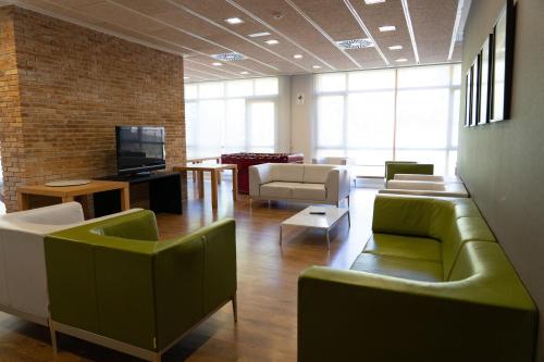 TV a/nebo společenská místnost v ubytování Hotel y Apartamentos SNÖ Isaba