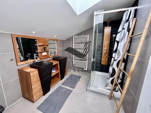 a bathroom with a sink and a desk and a mirror at Le Nid Marin - Spacieuse maison avec jardin in Moëze