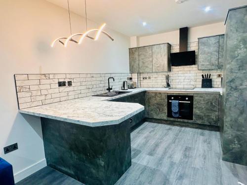 Kuchyň nebo kuchyňský kout v ubytování Spacious 2 Bedroom Modern Apartments - Central Location - Free Parking - Smart TV - Washer Dryer - Built for Contractors, Consultants and Work Teams