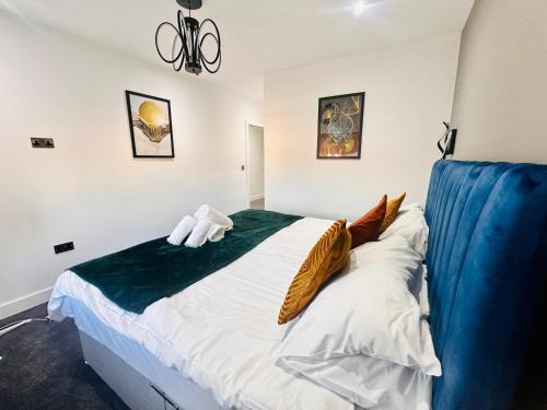 Postel nebo postele na pokoji v ubytování Spacious 2 Bedroom Modern Apartments - Central Location - Free Parking - Smart TV - Washer Dryer - Built for Contractors, Consultants and Work Teams