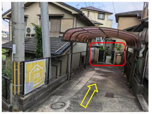 a red arrow pointing to a building with a roof at Villa Ishiyamadera ヴィラ 石山寺 in Otsu