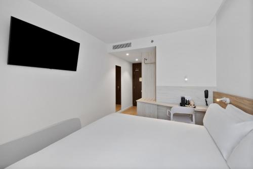 Un ou plusieurs lits dans un hébergement de l'établissement B&B HOTEL Leiria Fatima