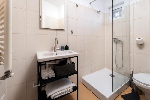 ブカレストにあるCenterSide Condoの洗面台、シャワー、トイレ付きのバスルーム