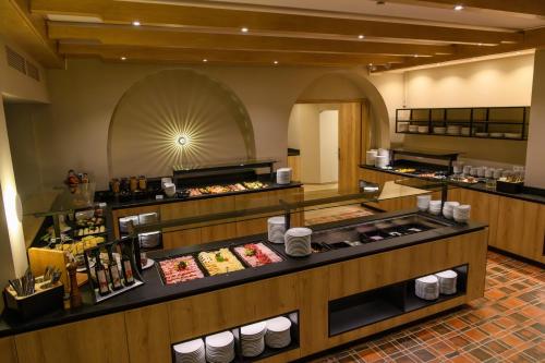 a restaurant with a buffet line with food at BERGlässig Hotel Bodenmais - 360 Grad Urlaub in Bodenmais