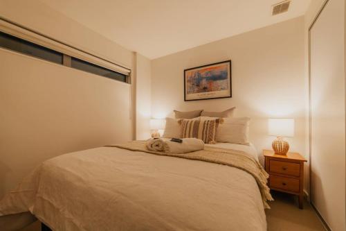 Postel nebo postele na pokoji v ubytování Linwood Luxe Your Elegant 1BR Oasis on Cashel