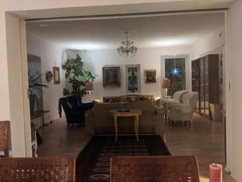 un salon avec un canapé et une table dans l'établissement Famous Villa Bertel Jung, à Helsinki