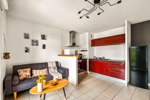 un salon avec un canapé et une table dans une cuisine dans l'établissement T2 paisible Vaise, avec parking métro direct Bellecour, à Lyon