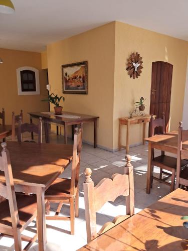 ein Esszimmer mit Holztischen und Stühlen in der Unterkunft Pousada Astro Rei Paraty in Paraty
