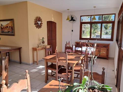 ein Esszimmer mit Tisch und Stühlen in der Unterkunft Pousada Astro Rei Paraty in Paraty