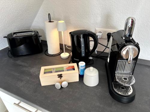 Příslušenství pro přípravu čaje a kávy v ubytování WD Living Wooden Black and White inkl Parkplatz